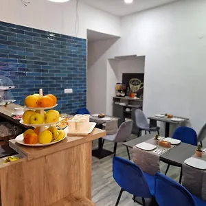 Bed & Breakfast Center, Neapol